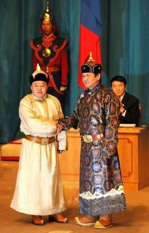 Урт шар дээлтэй ”хүний наймаа” газар авч байна