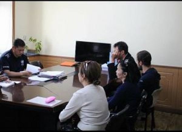 Хотын захиргааны үүдэнд ил задгай бие зассан гадаадын иргэдийг торгожээ