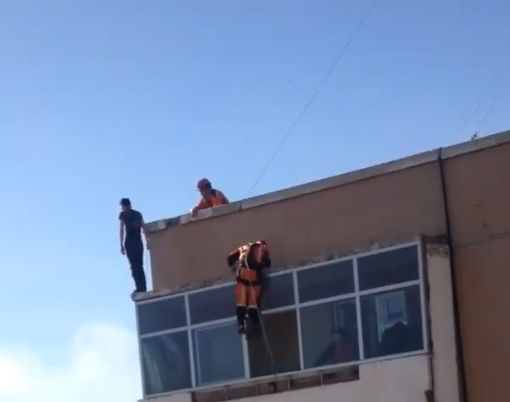 Амиа хорлох гэж байсан залууг онцгой байдлын аврагчид аварлаа