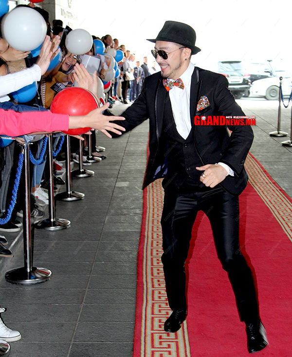 Будаа идсээр бурзайх ч юм билүү? 