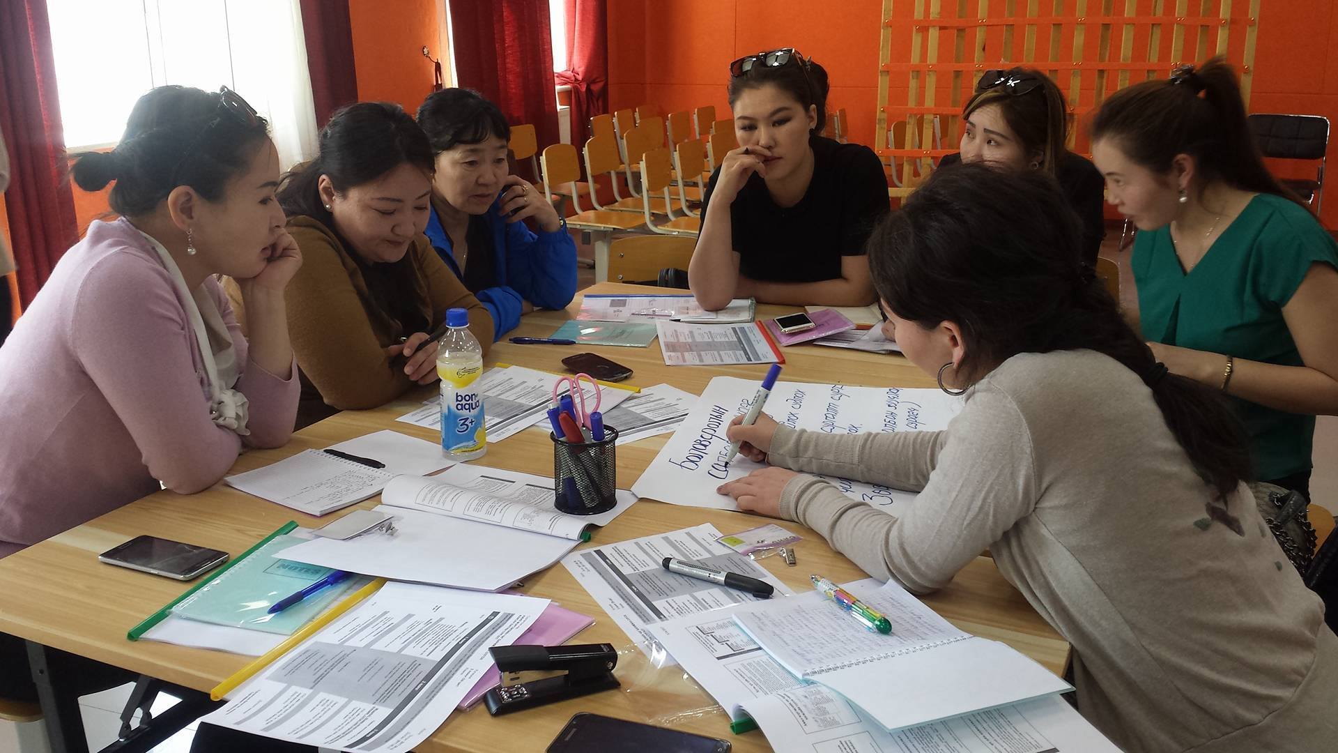 Ерөнхий боловсролын дунд сургуулийн нийгмийн ажилтнуудыг сургалтанд хамруулж байна 