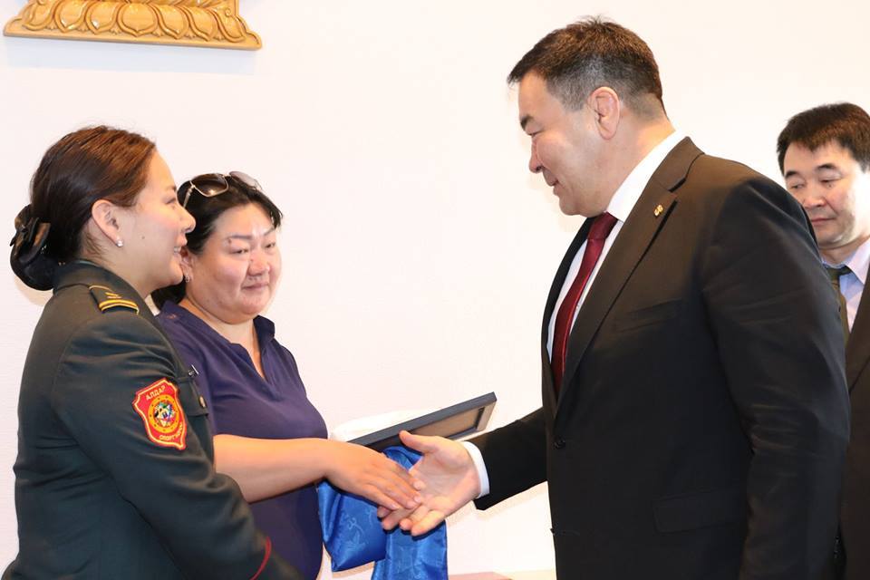 М.Анхцэцэгт 6 сая төгрөгийн хандив гардуулав