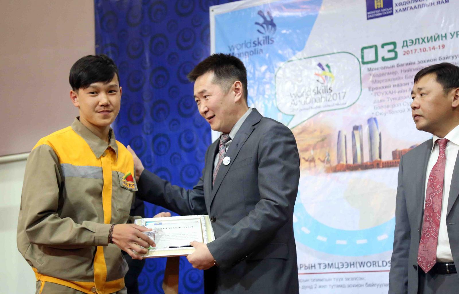 Л.Төгөлдөр: МСҮТ-ийнхэн ЕБС-ийн сурагчдаас сурлага болон зан чанараар илүү