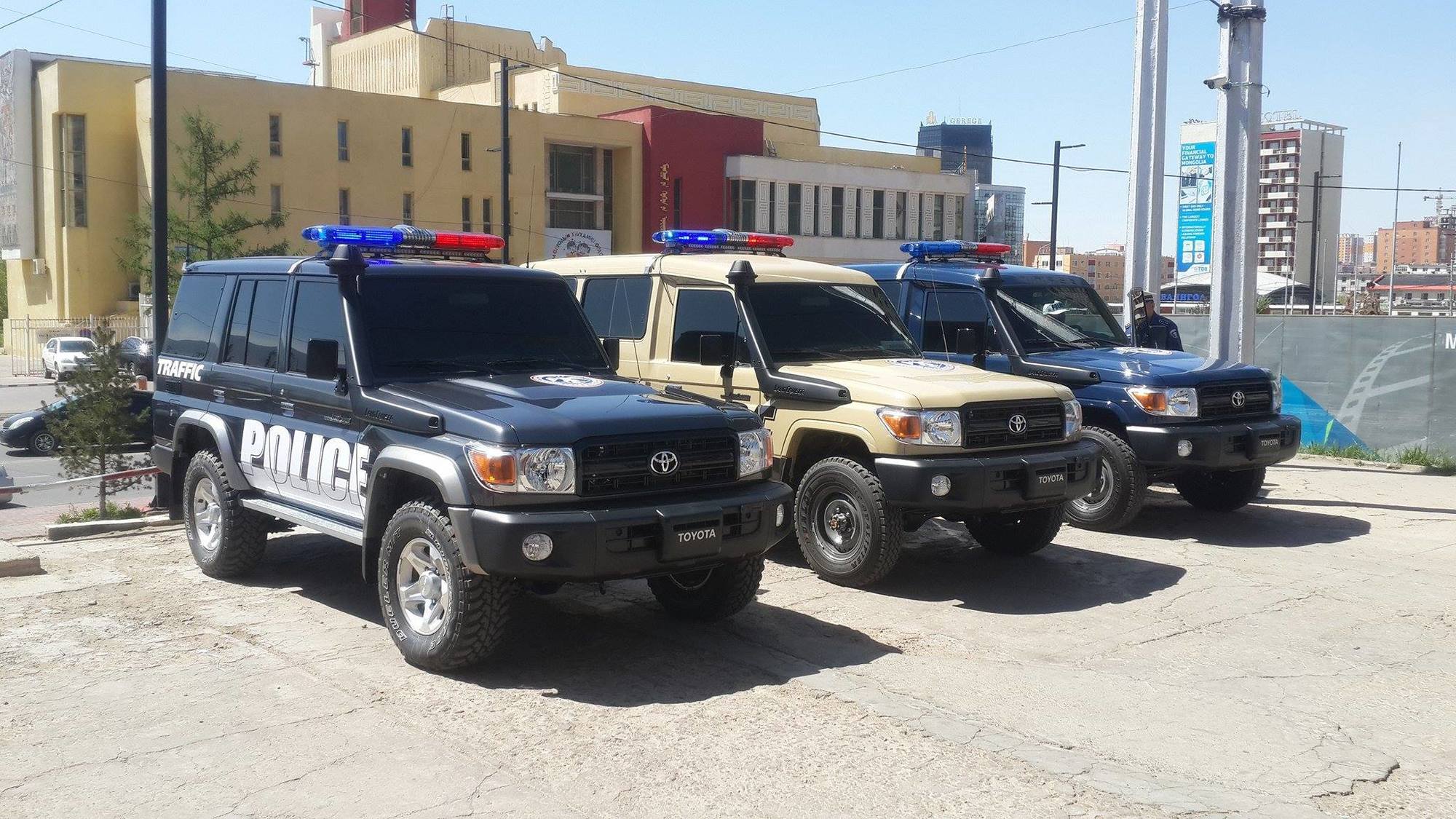 “Toyota land-76” маркийн цоо шинэ 3 автомашин бэлэглэлээ