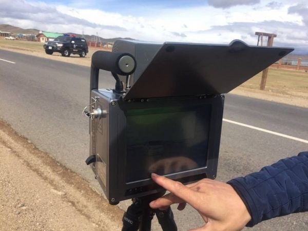 Зөөврийн хурд хэмжигч багаж ашиглан хяналт шалгалтыг явуулж байна