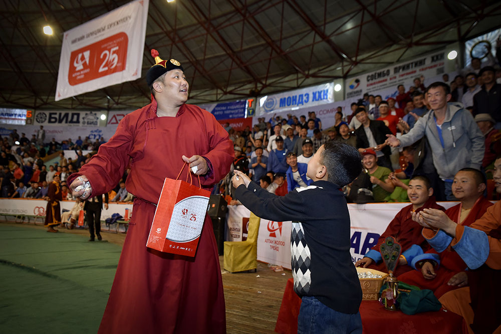 Түмнийг шуугиулсан барилдаан