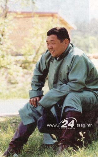 ”Хуучин хүү”, МАН-ын шинэ дарга М.Энхболдын фото түүх