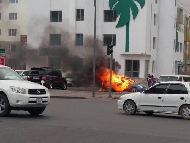 “Голомт” хотхоны гадаа байсан Приус машин бүрэн шатжээ