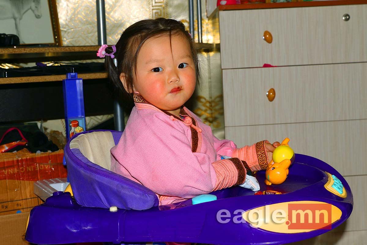 СУРВАЛЖЛАГА: Хоёр хөлөндөө дөрөвхөн хуруутай бяцхан охин Ш.Буянжаргалынд өнжлөө 