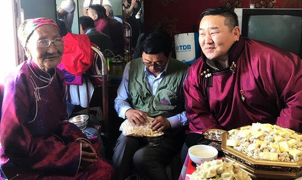 Их аварга амласан байраа гардуулан өглөө