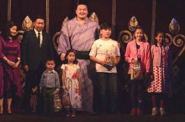 Их аварга Хакухо Даваажаргал 500 хүүхдэд бэлэг өгч баярлуулав