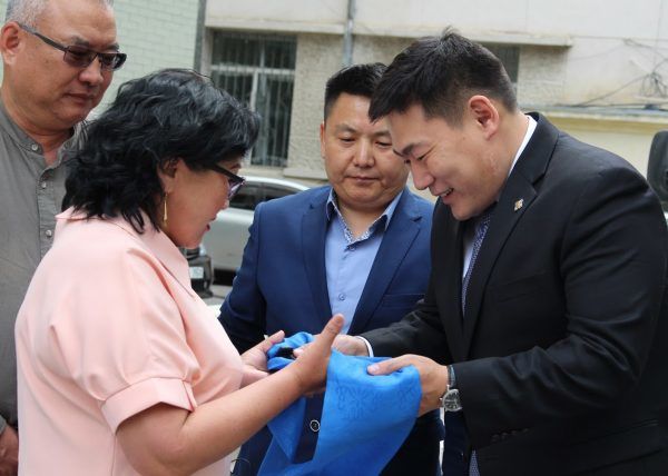 Галшар, Баянхутаг суманд түргэн тусламжийн машин хүлээлгэн өглөө