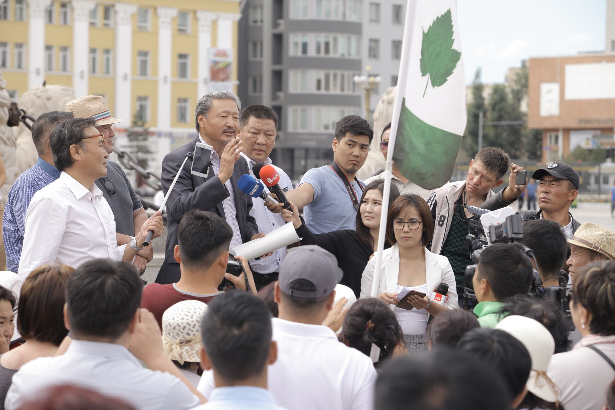 Эсэргүүцэж жагсаж цуглаж явснаас ингэж талархаж байгаагүй юм байна