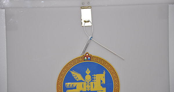 Зөөврийн хайрцгаар санал авч байна