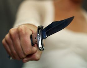 Эхнэрээ 3 удаа хутгалаад зугтсан этгээд, цагдаагийн алба хаагчидруу ч халдахыг завджээ