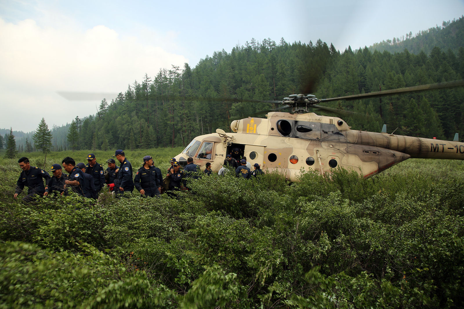 Аврах тусгай ангийн албан хаагчдыг Төв аймгийн Эрдэнэ сумын түймрийн голомтод хүргэлээ