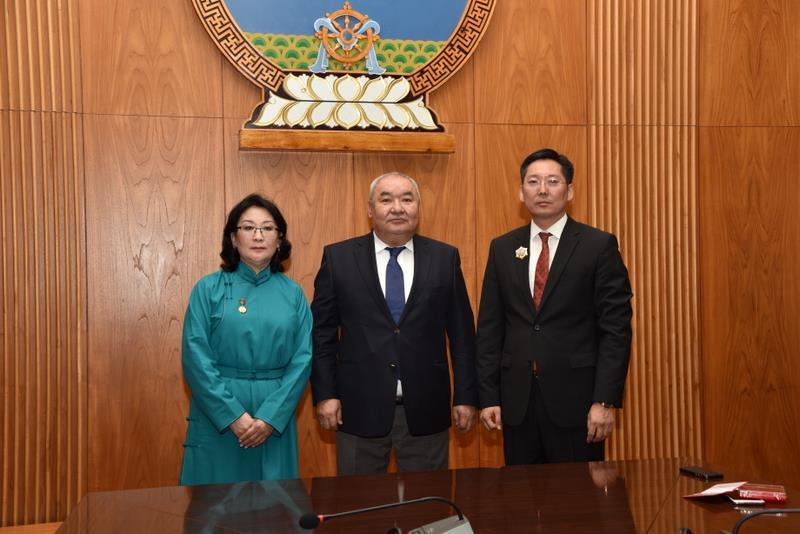 Улсын Дээд шүүхийн шүүгч Л.Атарцэцэг “Монгол Улсын Гавъяат хуульч” цол хүртлээ