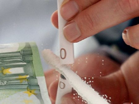 Мансуурсан байдалтай хоёр эрэгтэйг шалгаж байна