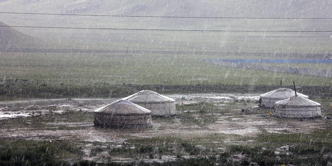 Ихэнх нутгаар усархаг бороо үргэлжлэн орно