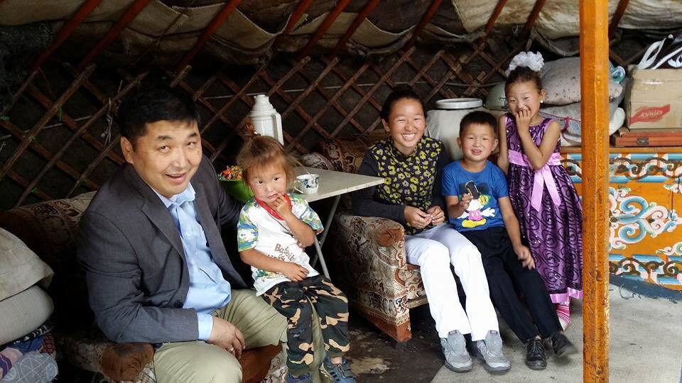 О.Баасанхүү гишүүн үерт автаж орон гэргүй болсон ээжид тусаллаа