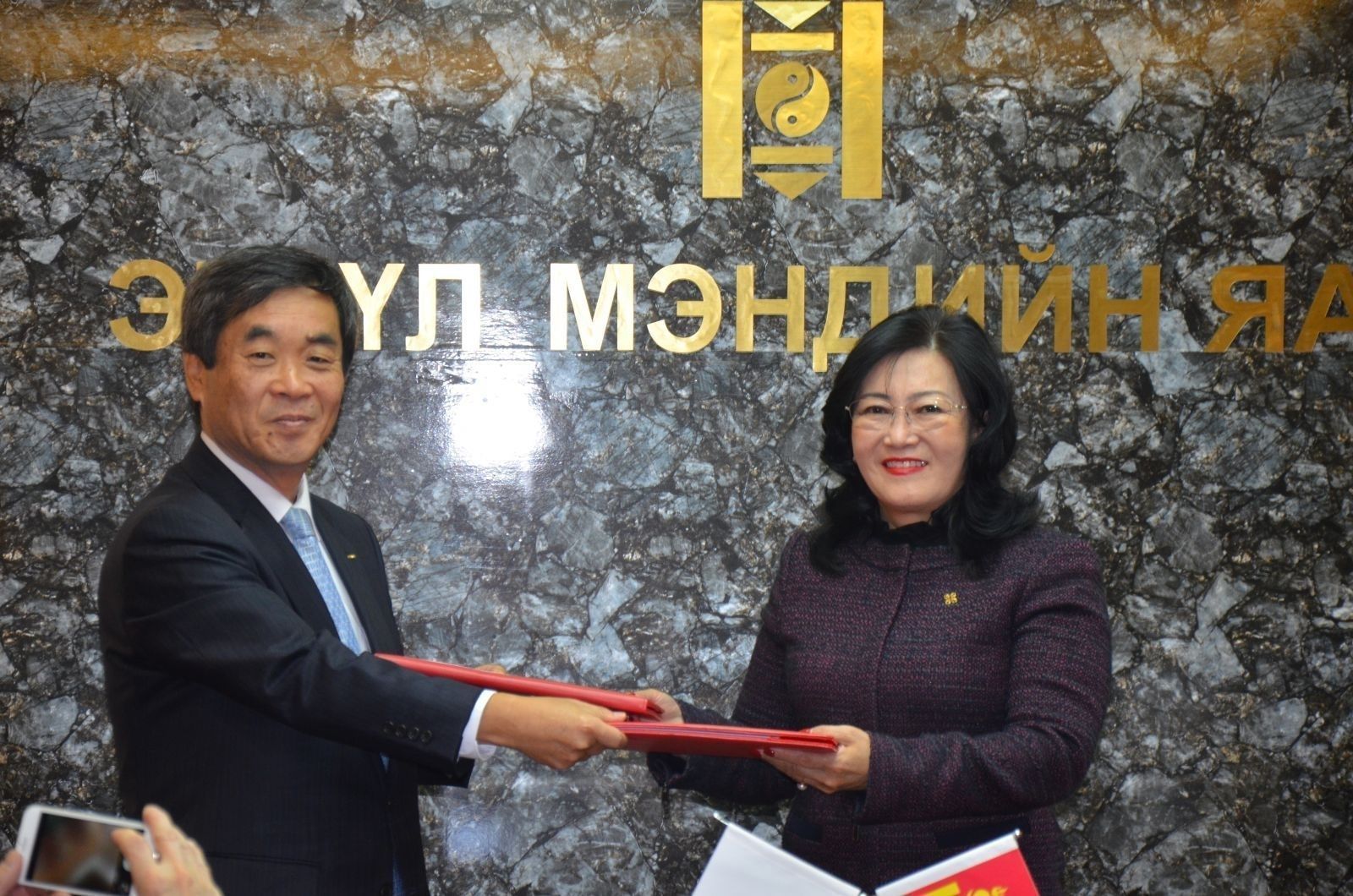 ЭМЯ Сисмекс корпорацитай хамтарч ажиллах гэрээгээ гурван жилээр сунгалаа