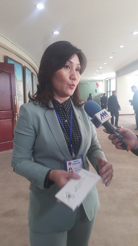 М.Оюунчимэг: Засгийн газар огцорсон ч төрийн албан хаагчдыг халж, солихгүй