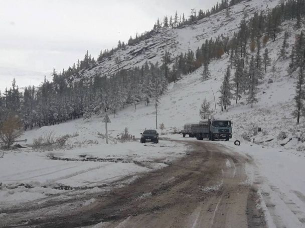 Цэцэрлэг-Тосонцэнгэл чиглэлийн зам халтиргаатай байна
