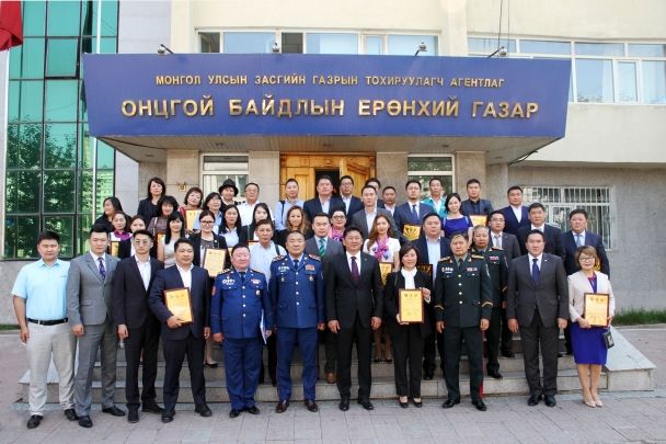 Төрийн банкны хамт олонд Монгол Улсын Шадар Сайд У.Хүрэлсүх тэргүүтэй албаны хүмүүс талархал илэрхийллээ