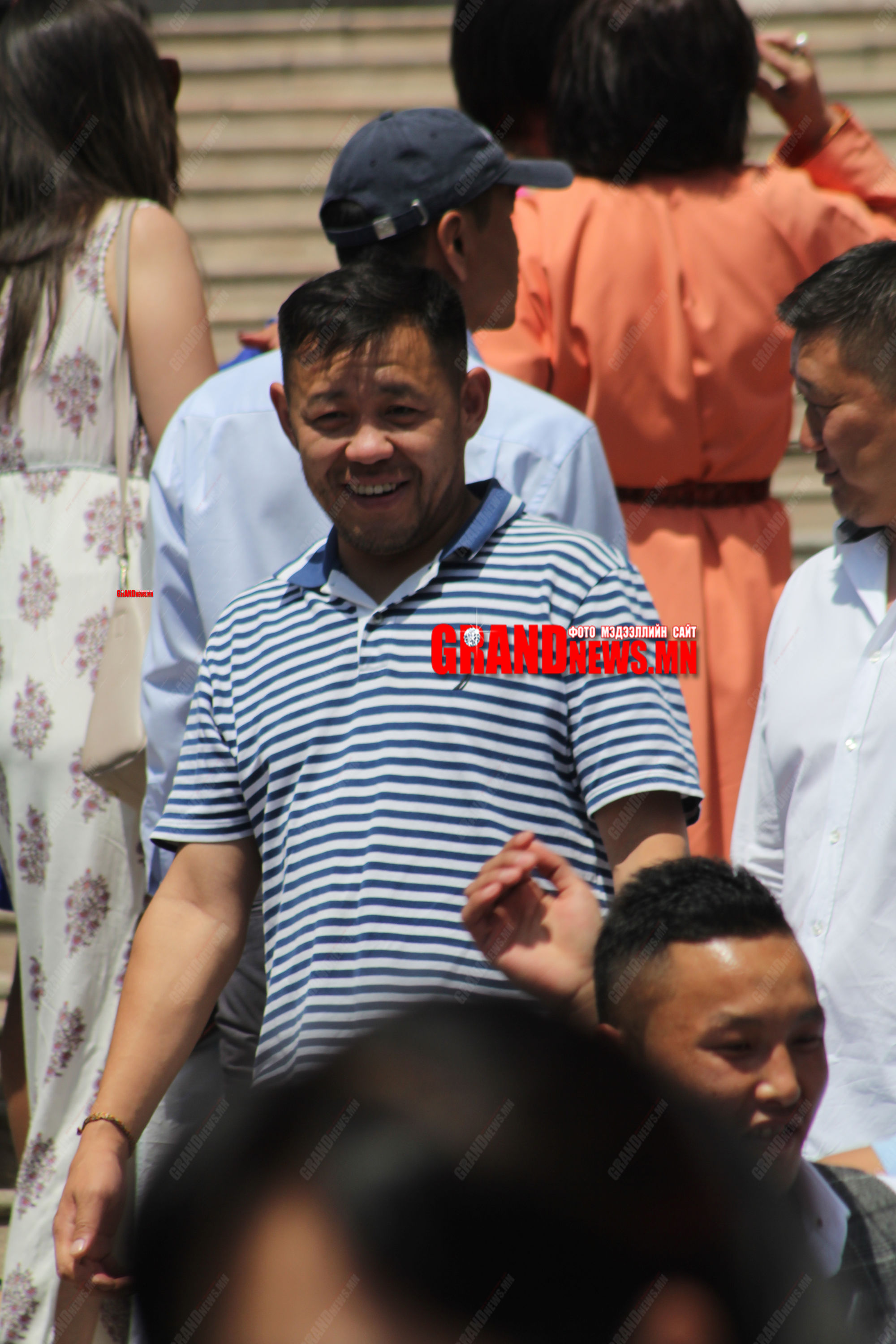 Ерөнхийлөгчийн хүү сармагчнаас царайлаг байхад л ОК 