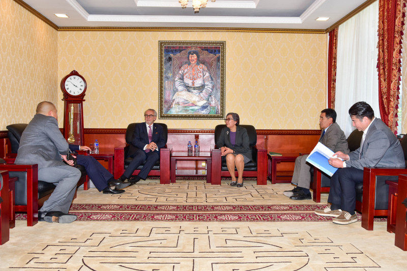 Т.Уранцэцэг Францын Хуульчдын Үндэсний зөвлөлийн Ерөнхийлөгчийг хүлээн авч уулзлаа