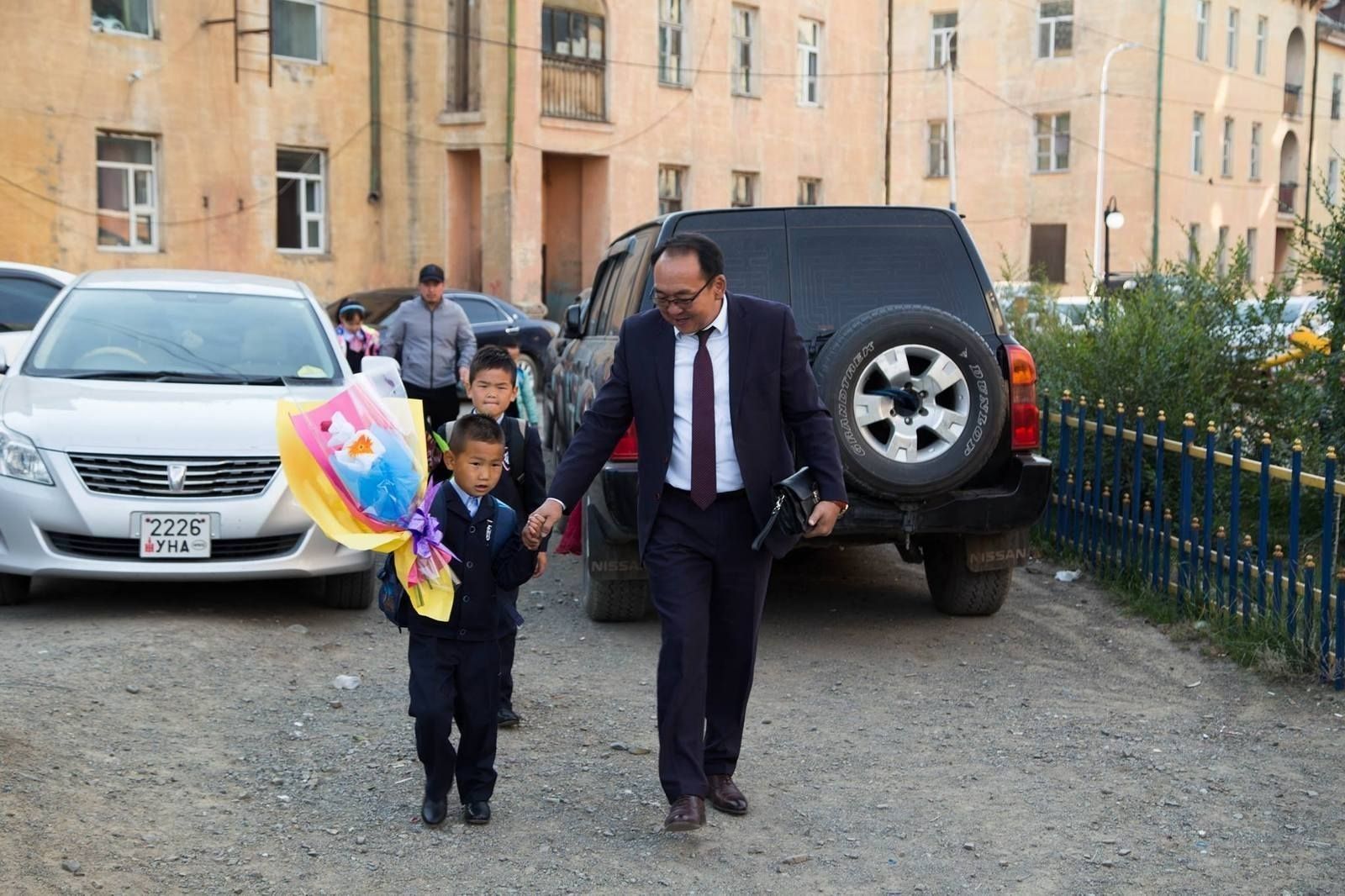 Үүрэг гүйцэтгэж айгаа цагдаагийн алба хаагчдын хүүхдүүдийг сургууль, цэцэрлэгт нь хүргэж өгчээ