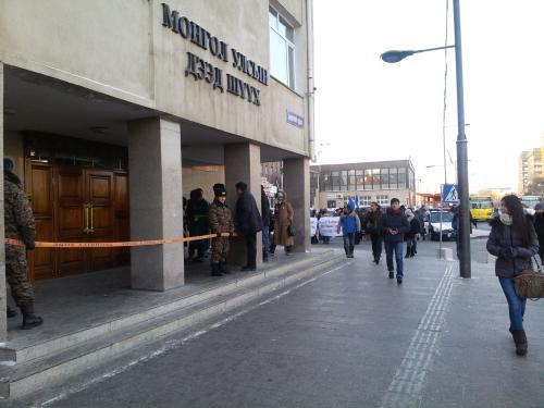 Э.Эрдэнэжамьяан УДШ-ийн гадна үймээн дэгдээж, цагдаагийнхныг түргэн авахууллаа