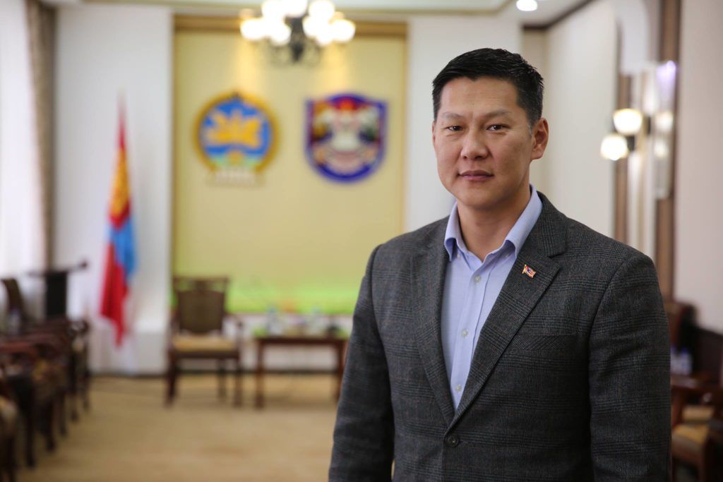 Утаагаа санаж дуугарцгаав 