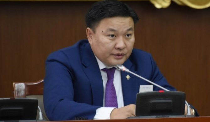 Цэр чинь цээжиндээ, бөлдөг чинь өмдөндөө байгаа юу, Цэрэнбат аа?