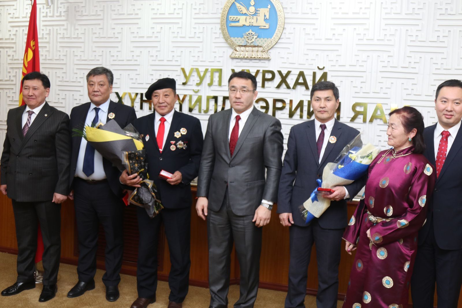 Салбартаа үр бүтээлтэй ажилласан хүмүүсийг төрийн дээд одон медалиар шагнав