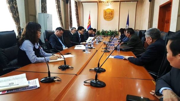 Гэр хорооллын дахин төлөвлөтөөс болж орон гэргүй болсон иргэд НИТХ-ын даргатай уулзлаа