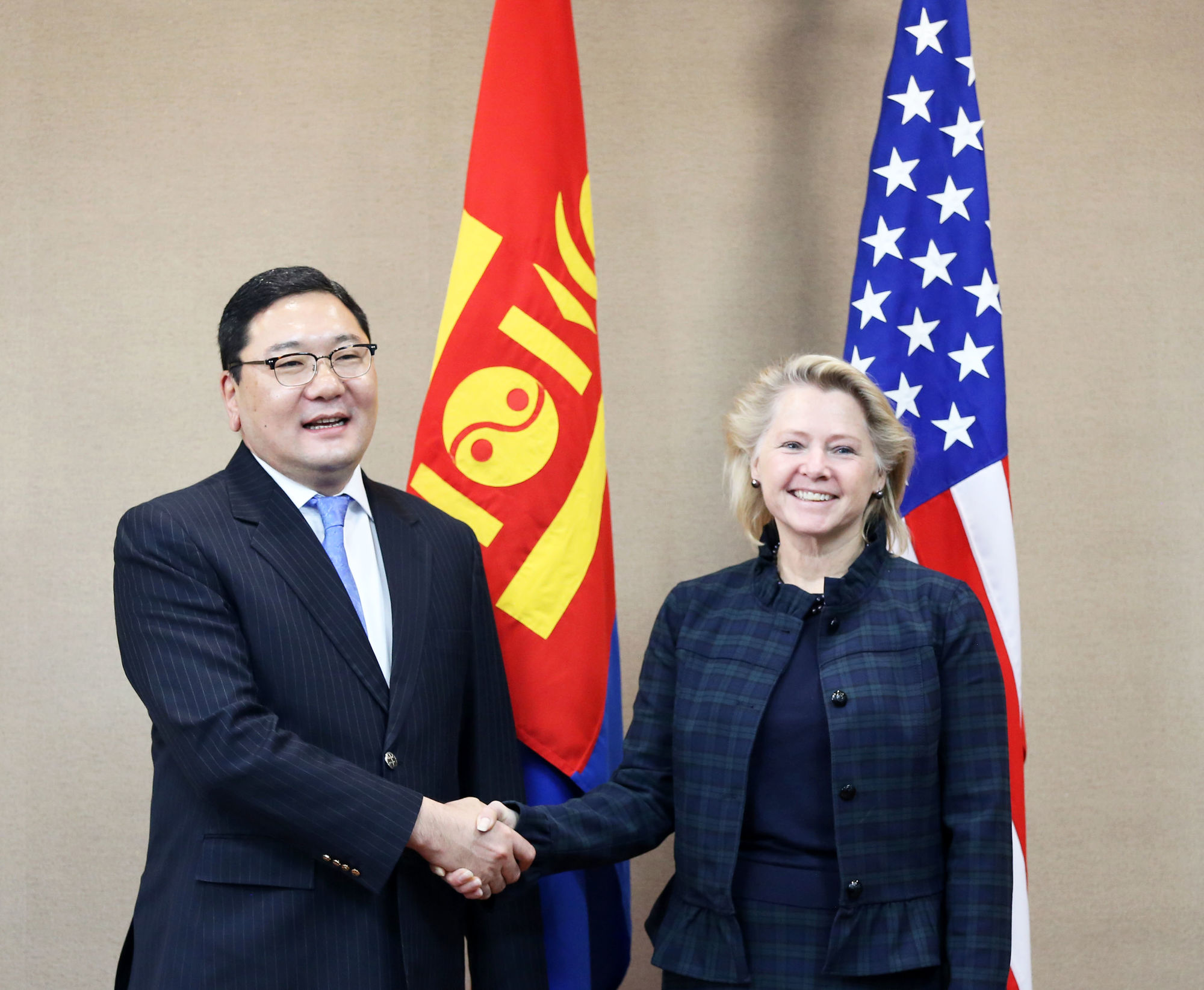 Д.Даваасүрэн ”Н2” визтэй холбоотой журмыг  АНУ-ын ЭСЯ-тай тохиролцохоор ажиллаж байна