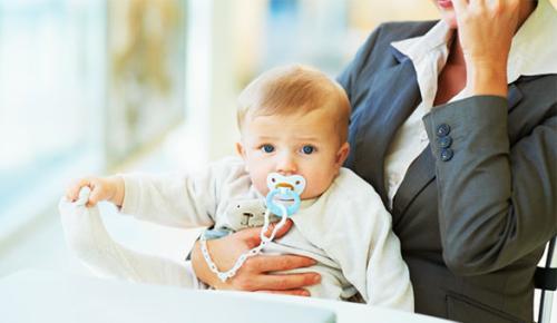 Хүүхдээ асарч буй эцэг, эхэд тав хүртэл хоногийн цалинтай чөлөө олгоно