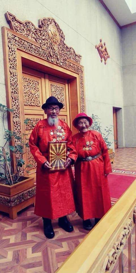 Хөдөлмөрийн баатар Д.Сумьяагийн өвөө эмээ ”Очир Эрдэнийн хурим” хийлээ