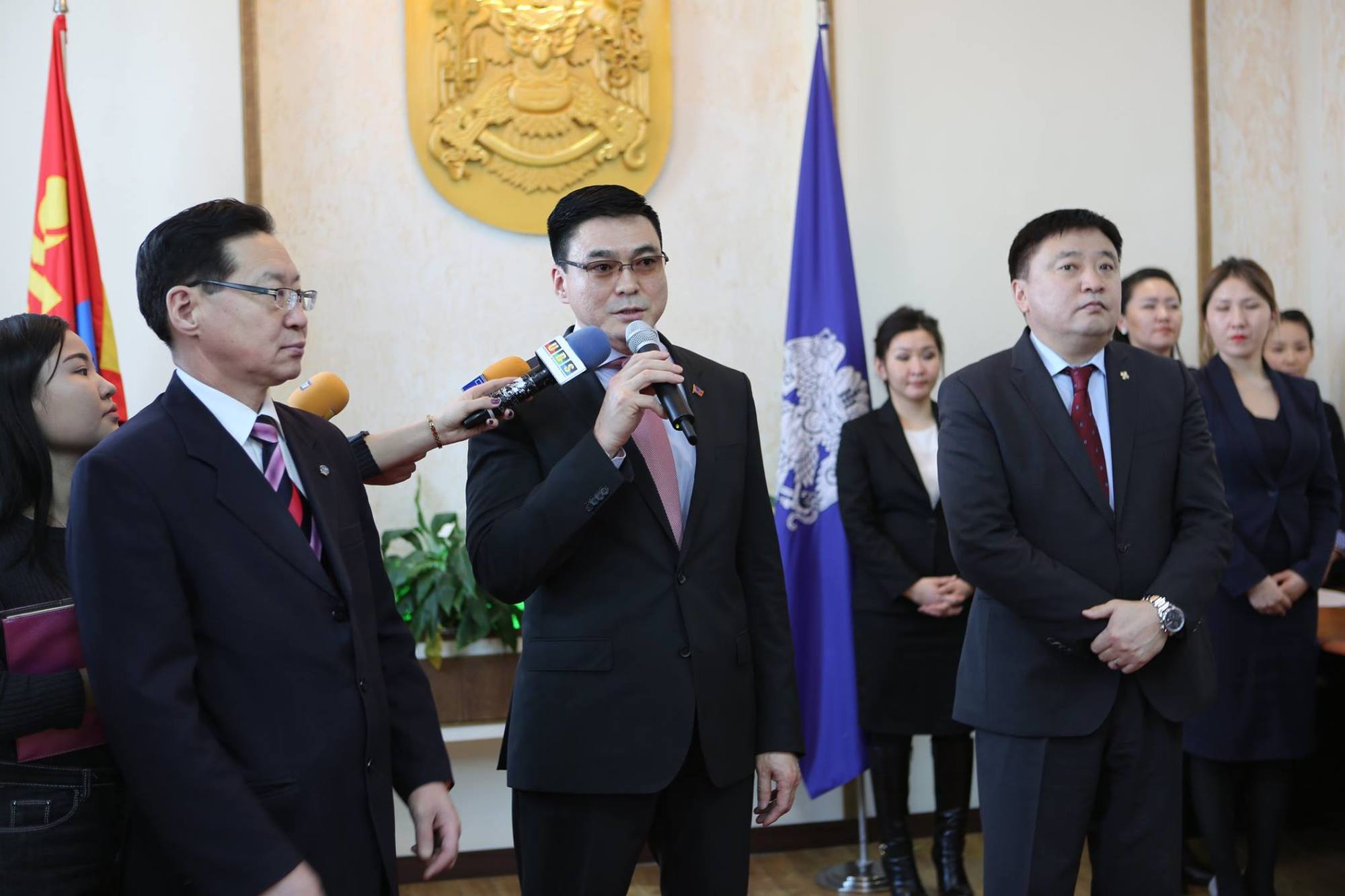 Төрийн одон, медалийг гардуулан өглөө