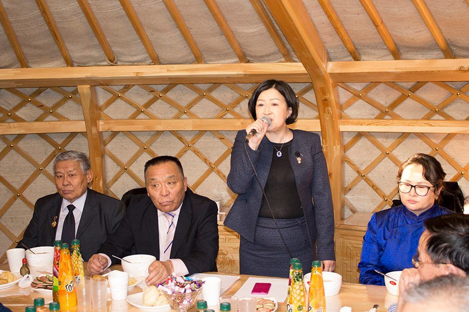 БГД-ийн Засаг даргын Тамгын газар ахмадууддаа хүндэтгэл үзүүллээ