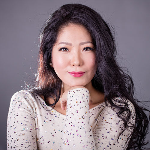 Дуучин Д.Отгонжаргал менежер залуудаа ”Iphone X” бэлэглэжээ