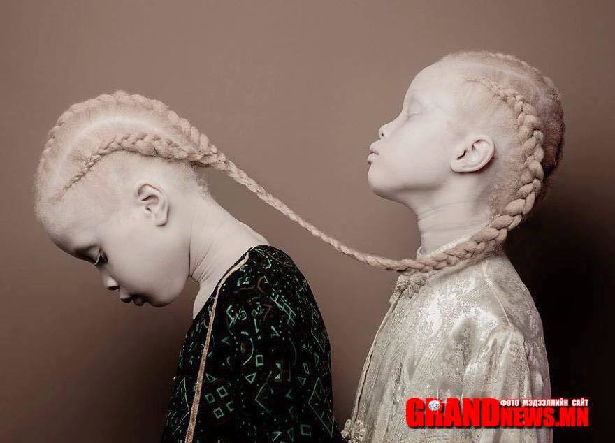 Загварын ертөнцийг шуугиулж буй өвөрмөц дүр төрх