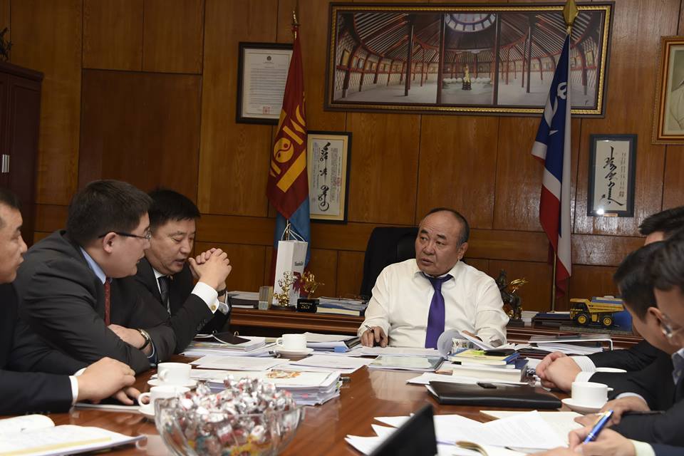 Д.Эрдэнэбат Нийслэлийн эрхзүйн байдлын тухай хуультай  холбоотойгоор хотын удирдлагуудтай уулзлаа