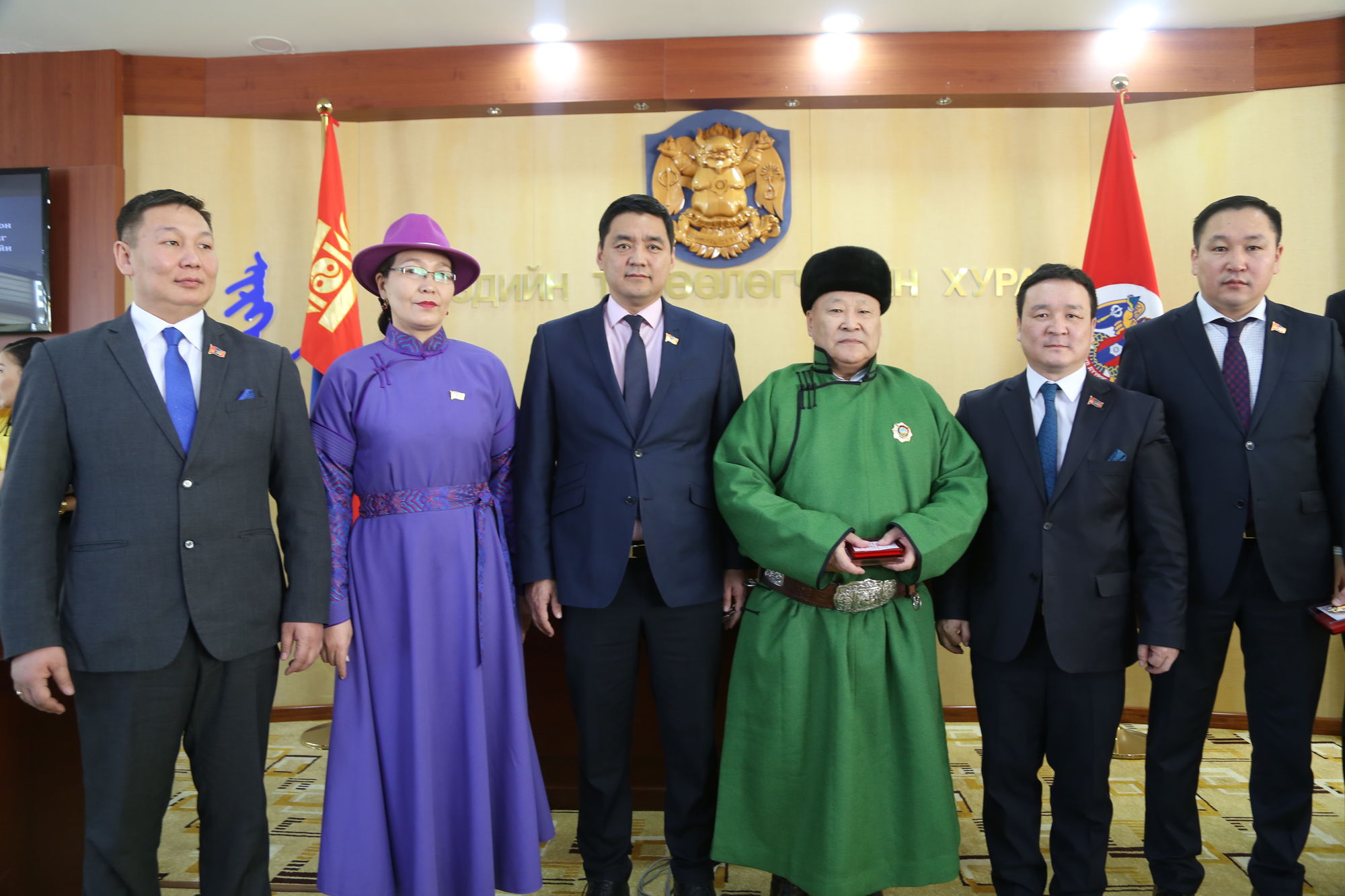 Хан-Уул дүүргийн 94 иргэн төрийн дээд одон медалиар энгэрээ мялаалаа