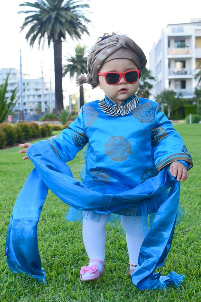 Дэлхийд ч дээлтэйгээ монголчууд