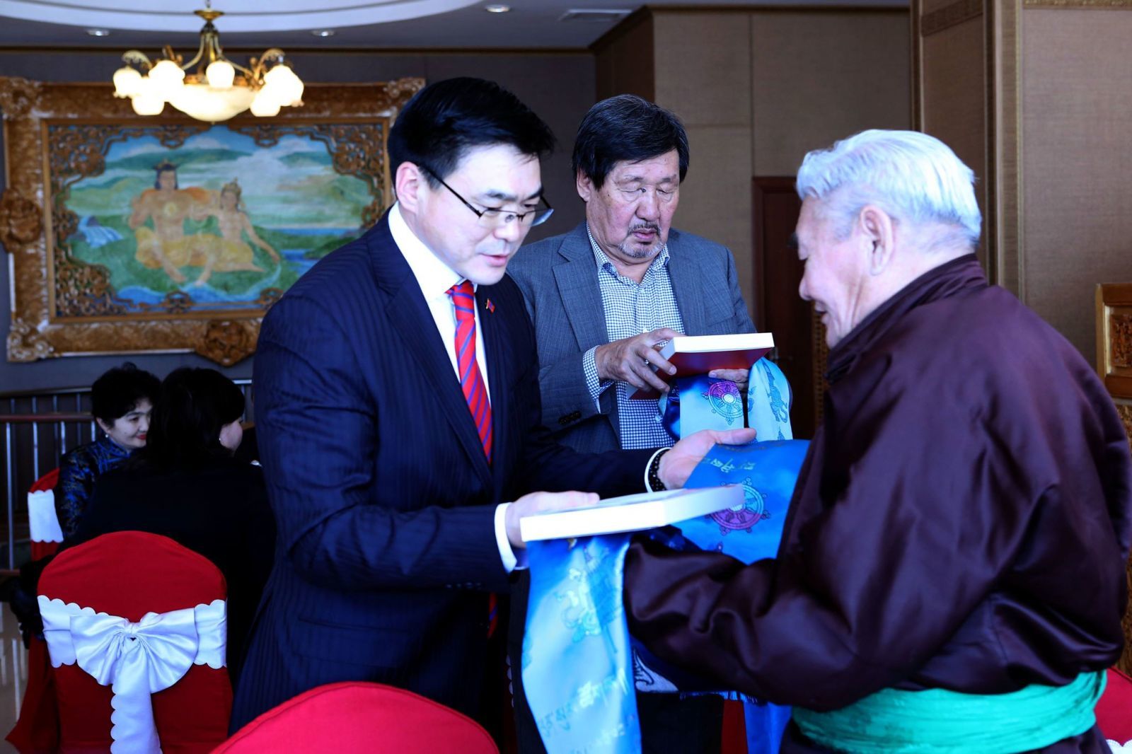 Үе үеийн ахмадуудаа хүлээн авч уулзав