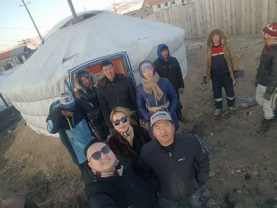 ”Баянзүрх  иргэдийн нэгдэл” группын залуучууд галд гэр нь шатсан айлд өргөө цагаан гэр бэлэглэв