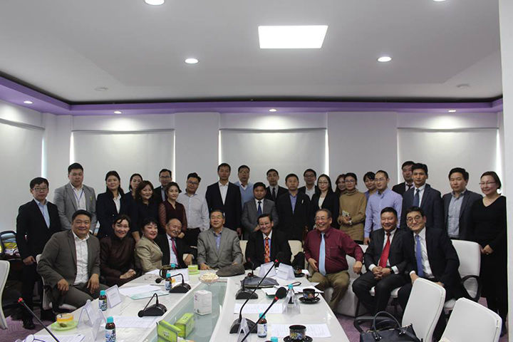 Анагаахын салбарын 3 үеийн эрдэмтэд чууллаа