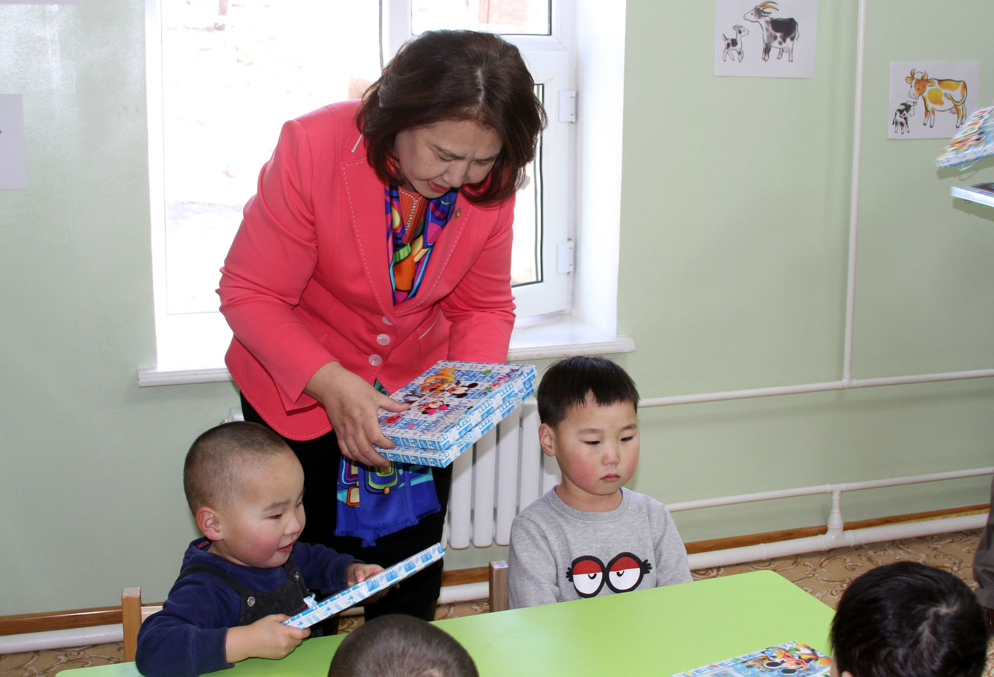 Ц.Гарамжав гишүүний тойрогтоо барьсан МАРТ-ын бэлэг